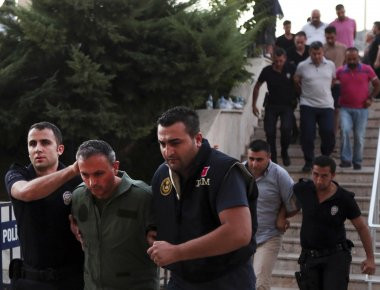 Τουρκία: Έκδοση ενταλμάτων σύλληψης για 53 αξιωματικούς - Ο Ρ.Τ.Ερντογάν υποσκάπτει τον ίδιο τον στρατό του